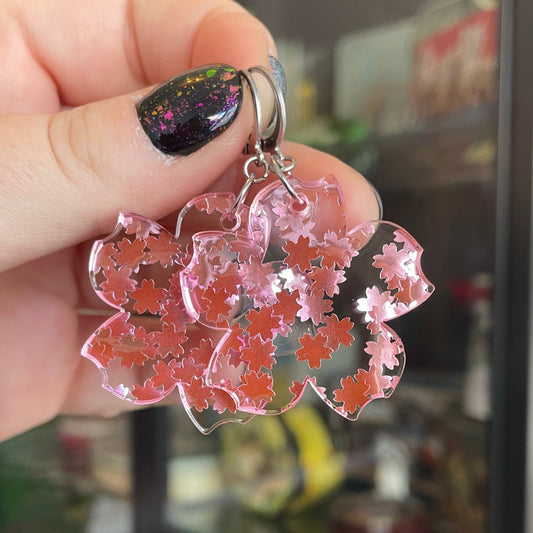 Grandes boucles d'oreilles fleurs pendantes en acrylique transparente avec des confettis fleurs de cerisiers