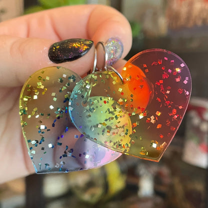 Grandes boucles d'oreilles coeurs pendantes en acrylique transparente arc-en-ciel à paillettes
