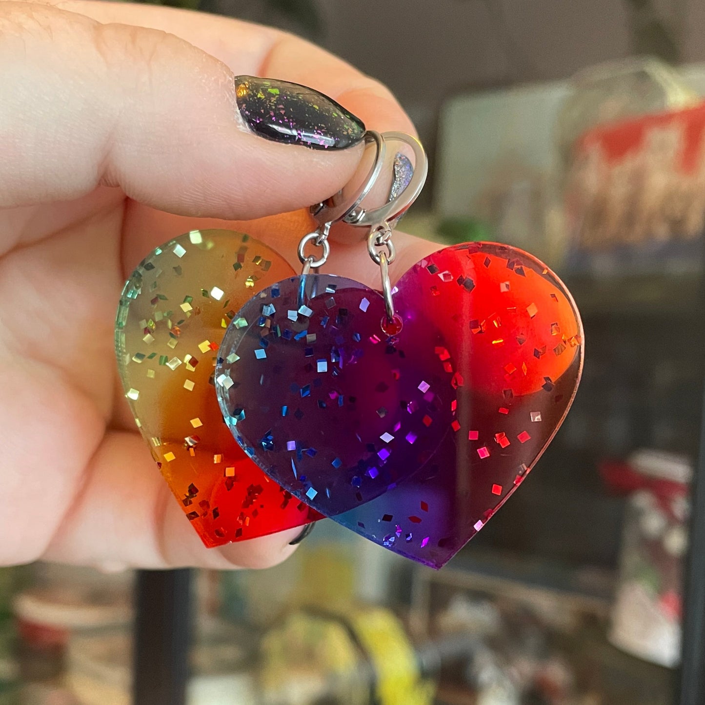 Grandes boucles d'oreilles coeurs pendantes en acrylique transparente arc-en-ciel à paillettes