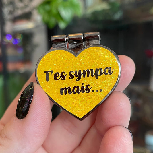 Pin en émail qui s'ouvre "T'es sympa mais"/"T'es pas le kouign-amann le plus beurré de la vitrine" jaune à paillettes