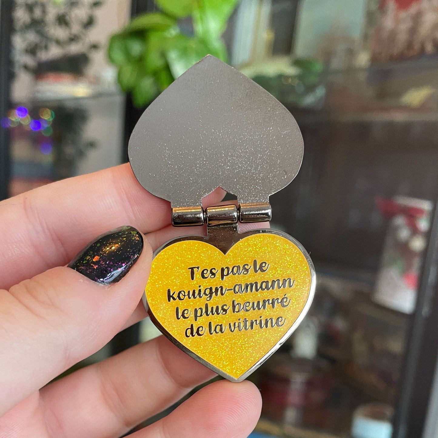 Pin en émail qui s'ouvre "T'es sympa mais"/"T'es pas le kouign-amann le plus beurré de la vitrine" jaune à paillettes