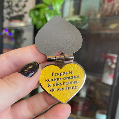 Pin en émail qui s'ouvre "T'es sympa mais"/"T'es pas le kouign-amann le plus beurré de la vitrine" jaune à paillettes