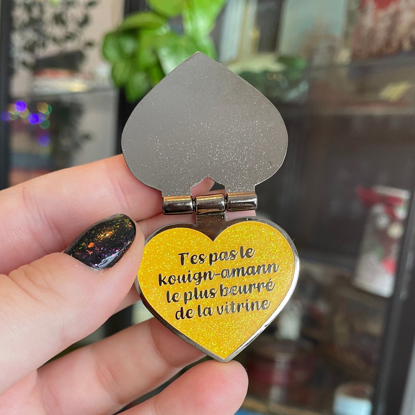 [CONTRÔLE TECHNIQUE] Pin en émail qui s'ouvre "T'es sympa mais"/"T'es pas le kouign-amann le plus beurré de la vitrine" jaune à paillettes