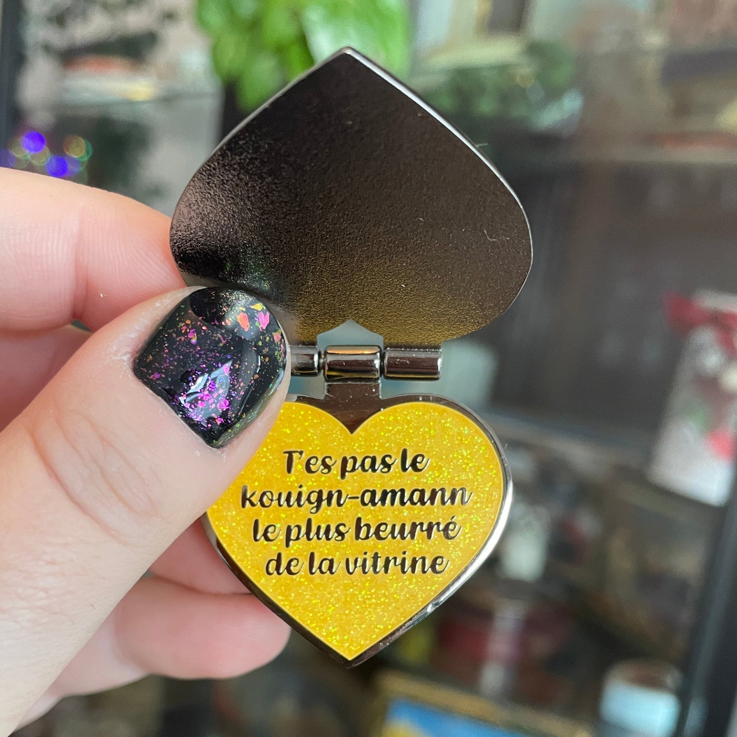 Pin en émail qui s'ouvre "T'es sympa mais"/"T'es pas le kouign-amann le plus beurré de la vitrine" jaune à paillettes