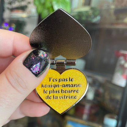 [CONTRÔLE TECHNIQUE] Pin en émail qui s'ouvre "T'es sympa mais"/"T'es pas le kouign-amann le plus beurré de la vitrine" jaune à paillettes