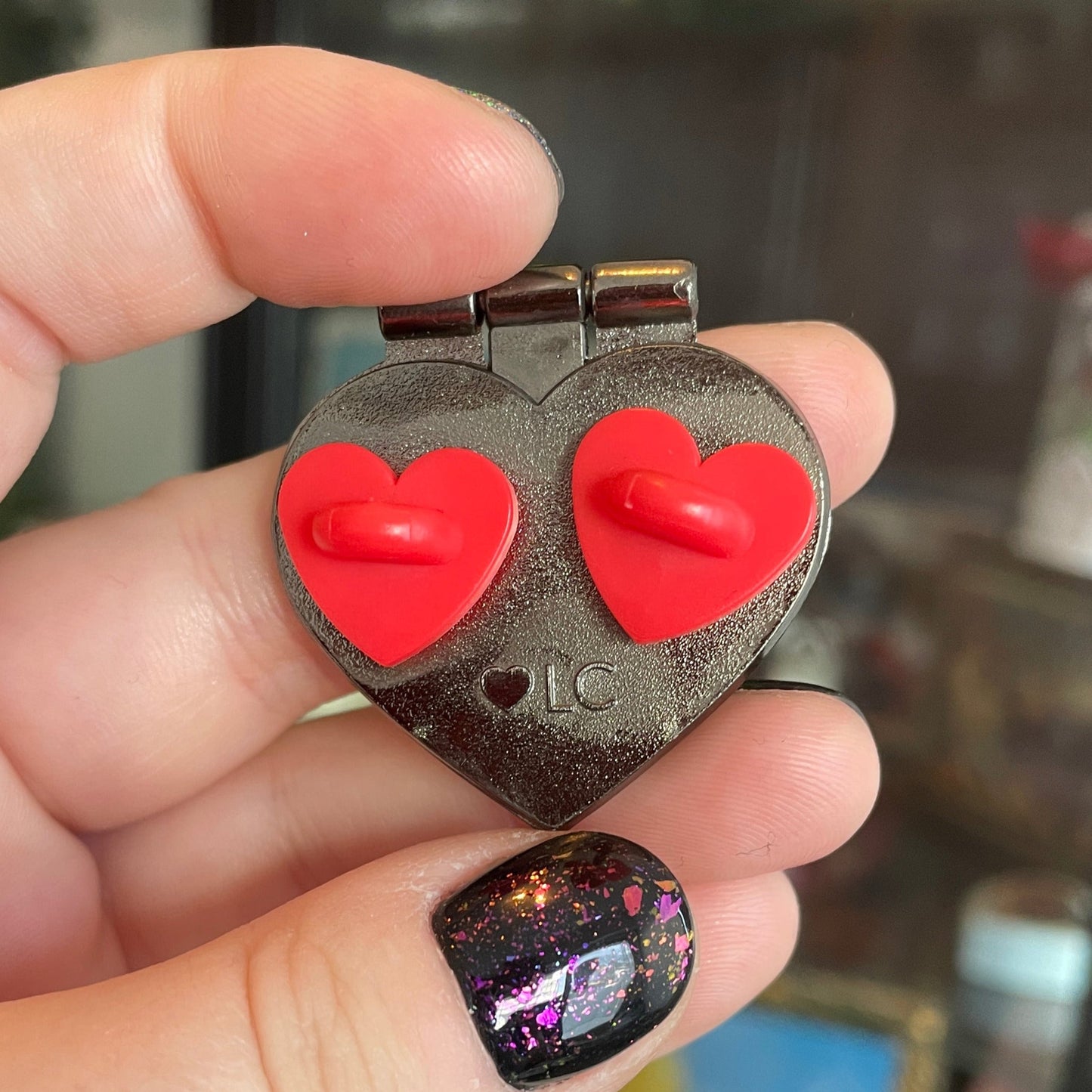 [CONTRÔLE TECHNIQUE] Pin en émail qui s'ouvre "T'es sympa mais"/"T'es pas le kouign-amann le plus beurré de la vitrine" jaune à paillettes