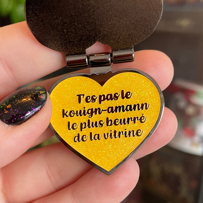 [CONTRÔLE TECHNIQUE] Pin en émail qui s'ouvre "T'es sympa mais"/"T'es pas le kouign-amann le plus beurré de la vitrine" jaune à paillettes