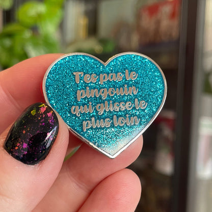 [PRIX REDUIT] Pin en émail "T'es pas le pingouin qui glisse le plus loin" bleu à paillettes