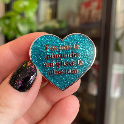 [PRIX REDUIT] Pin en émail "T'es pas le pingouin qui glisse le plus loin" bleu à paillettes