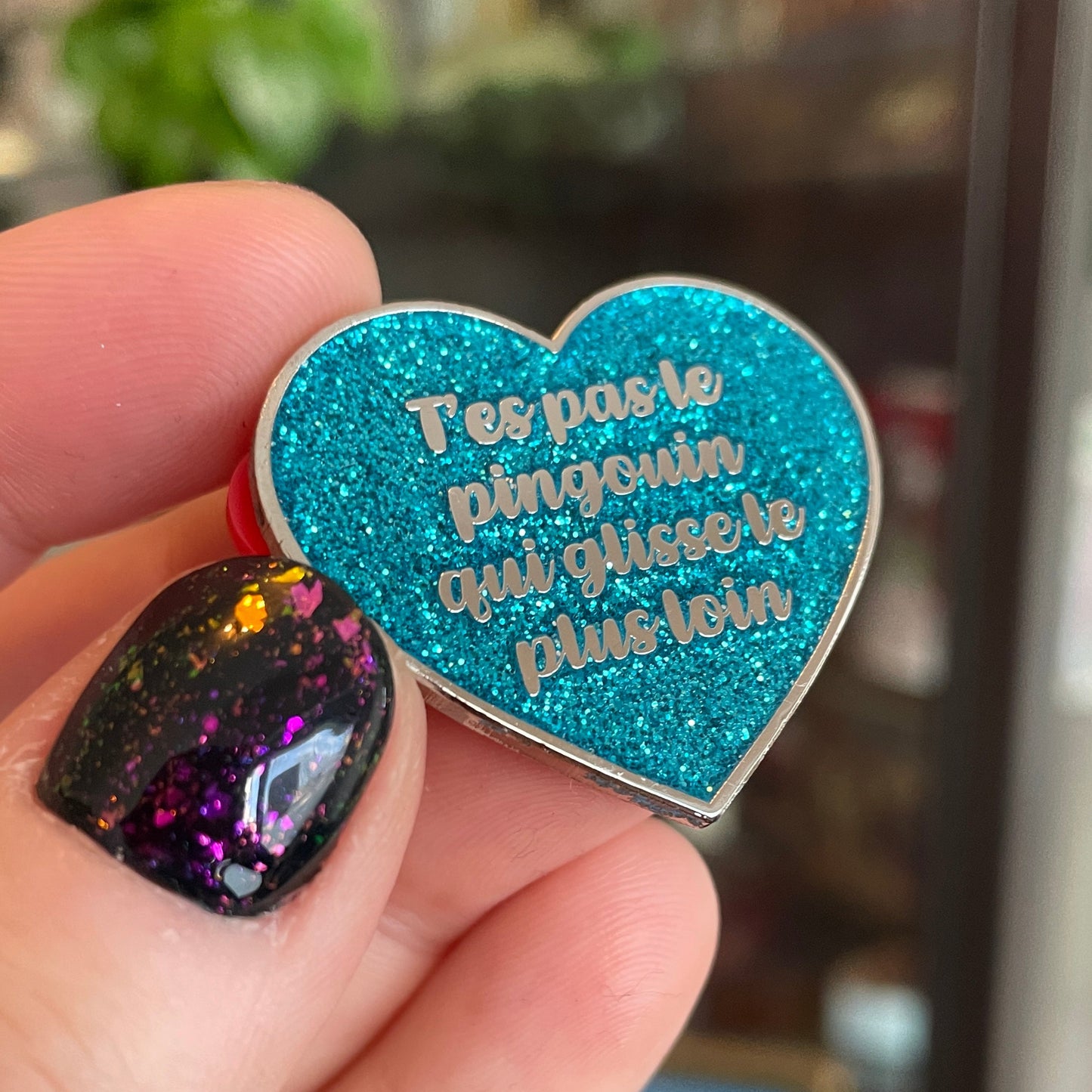 [PRIX REDUIT] Pin en émail "T'es pas le pingouin qui glisse le plus loin" bleu à paillettes