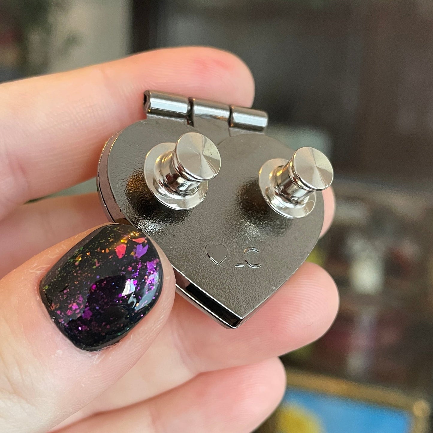 [CONTRÔLE TECHNIQUE] Pin en émail qui s'ouvre "T'es sympa mais"/"T'es pas le kouign-amann le plus beurré de la vitrine" jaune à paillettes