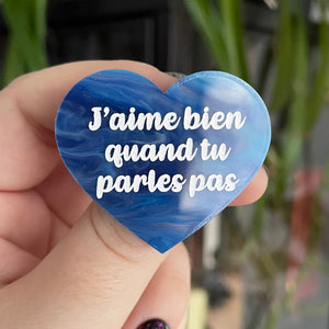 Broche "J'aime bien quand tu parles pas" en acrylique semi transparente marbrée bleue et blanche