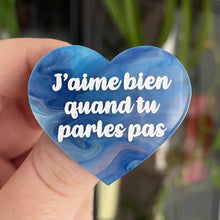 Charger l&#39;image dans la galerie, Broche &quot;J&#39;aime bien quand tu parles pas&quot; en acrylique semi transparente marbrée bleue et blanche