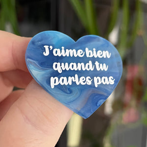 Broche "J'aime bien quand tu parles pas" en acrylique semi transparente marbrée bleue et blanche