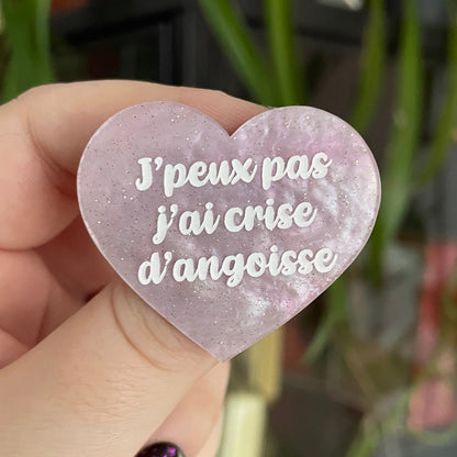 Broche "J'peux pas j'ai crise d'angoisse" en acrylique marbrée rose/violet pâle à paillettes
