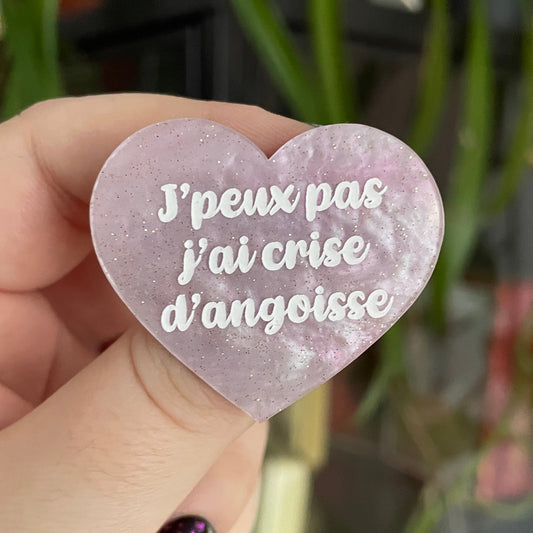 Broche "J'peux pas j'ai crise d'angoisse" en acrylique marbrée rose/violet pâle à paillettes