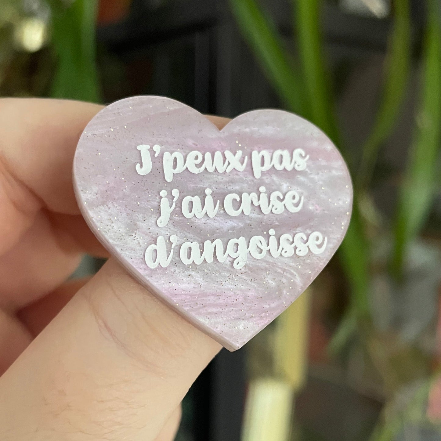 Broche "J'peux pas j'ai crise d'angoisse" en acrylique marbrée rose/violet pâle à paillettes