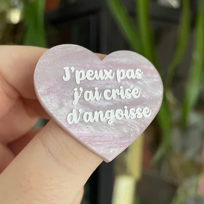 Broche "J'peux pas j'ai crise d'angoisse" en acrylique marbrée rose/violet pâle à paillettes