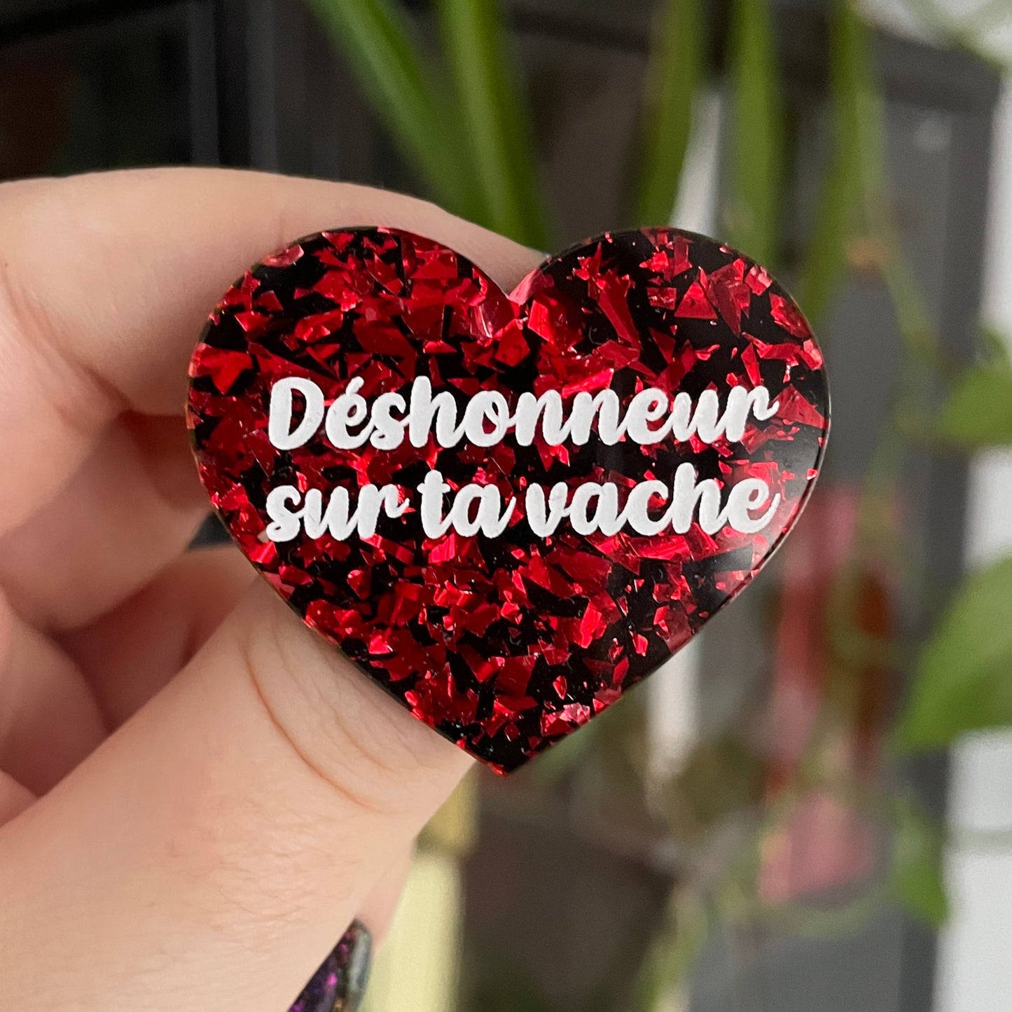 Broche "Déshonneur sur ta vache" en acrylique noire avec des éclats de confettis rouges