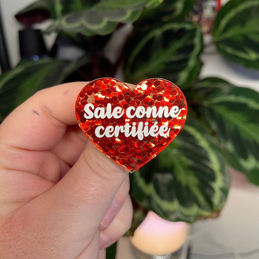 [Contrôle technique] Broche "Sale conne" en acrylique semi transparente avec des confettis rouges