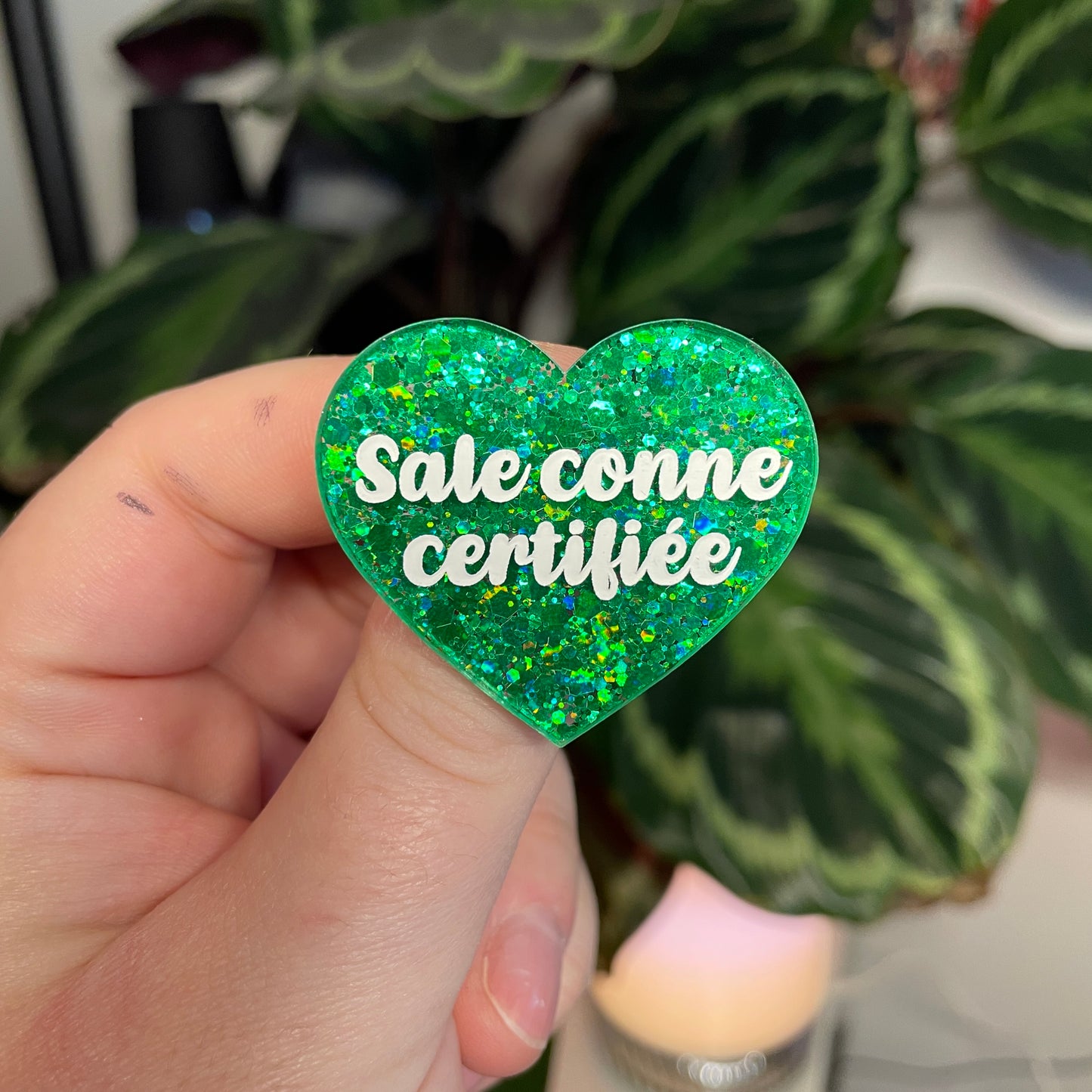 [Contrôle technique] Broche "Sale conne" en acrylique à paillettes vertes