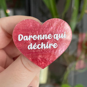 Broche "Daronne qui déchire" en acrylique marbrée rose à paillettes