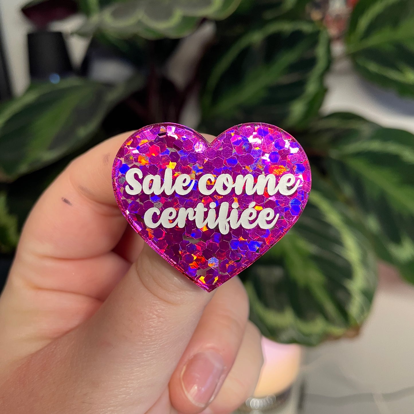 [Contrôle technique] Broche "Sale conne" en acrylique semi transparente avec des confettis fuchsia
