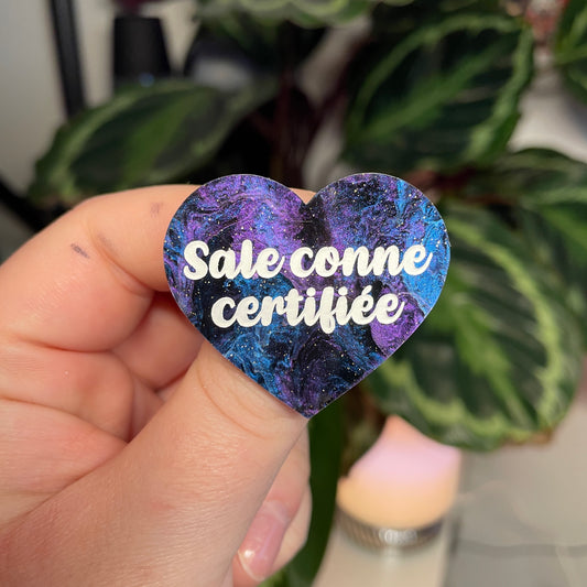 [Contrôle technique] Broche "Sale conne" en acrylique marbrée bleue, noire et violette à paillettes