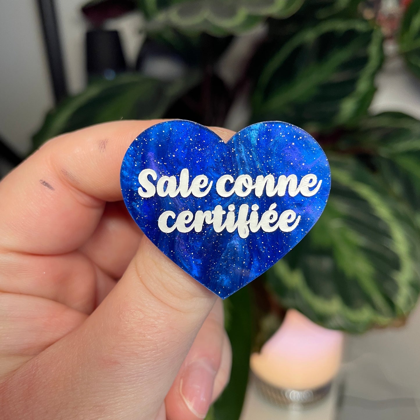 [Contrôle technique] Broche "Sale conne" en acrylique marbrée bleue à paillettes