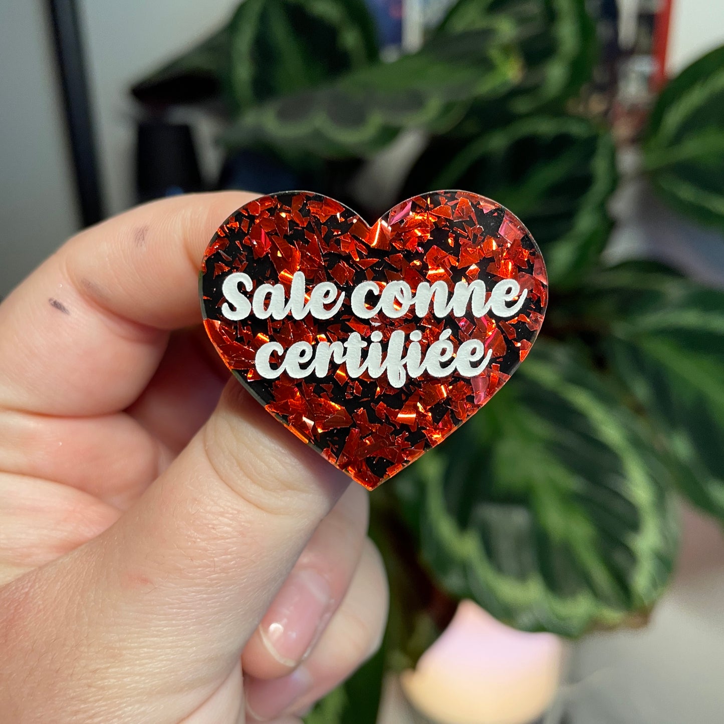 [Contrôle technique] Broche "Sale conne" en acrylique noire avec des éclats de confettis rouges