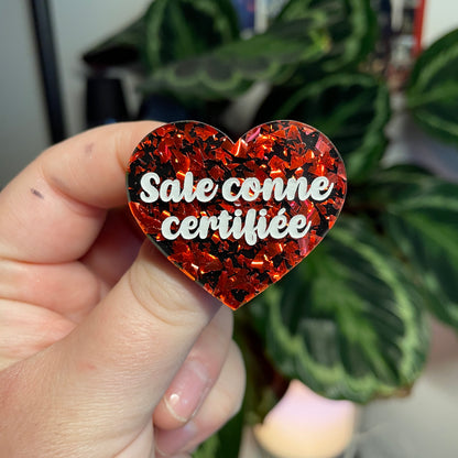 [Contrôle technique] Broche "Sale conne" en acrylique noire avec des éclats de confettis rouges