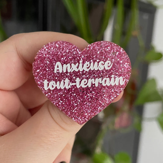Broche "Anxieuse tout-terrain" en acrylique à paillettes roses