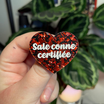[Contrôle technique] Broche "Sale conne" en acrylique noire avec des éclats de confettis rouges