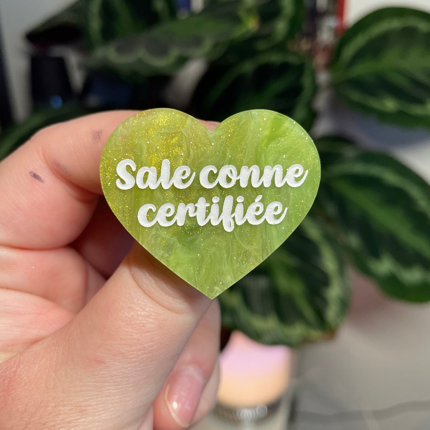 [Contrôle technique] Broche "Sale conne" en acrylique marbrée verte et dorée