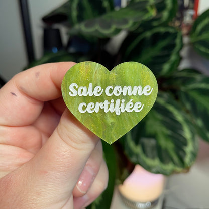 [Contrôle technique] Broche "Sale conne" en acrylique marbrée verte et dorée