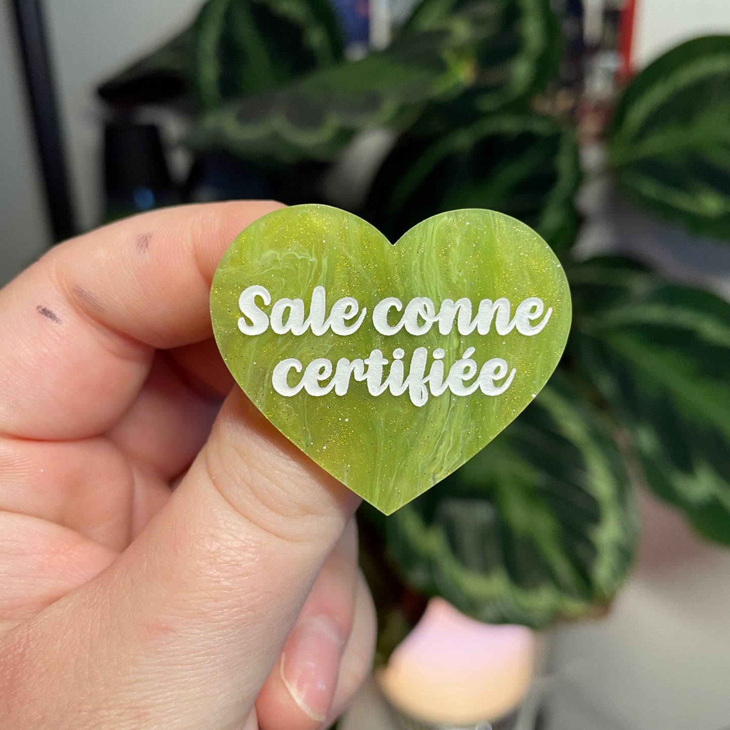 [Contrôle technique] Broche "Sale conne" en acrylique marbrée verte et dorée