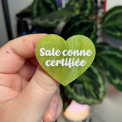 [Contrôle technique] Broche "Sale conne" en acrylique marbrée verte et dorée