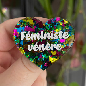 Broche "Féministe vénère" en acrylique à gros confettis verts, jaunes, bleus et roses