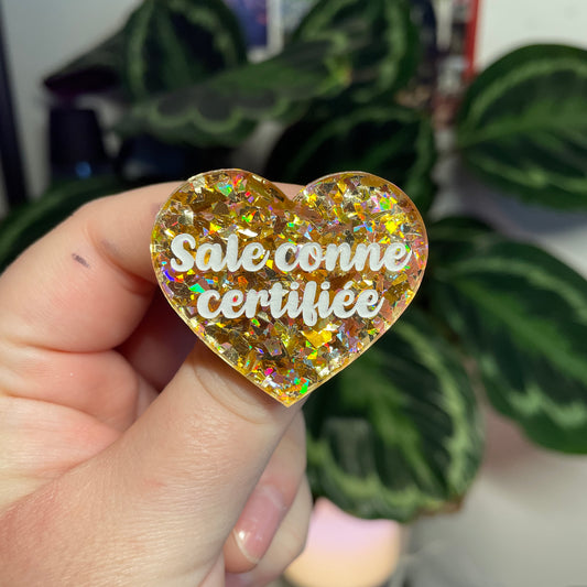 [Contrôle technique] Broche "Sale conne" en acrylique transparente avec des éclats de confettis jaunes
