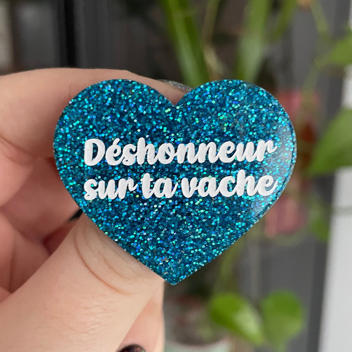 Broche "Déshonneur sur ta vache" en acrylique à paillettes bleues