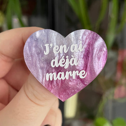 Broche "J'en ai déjà marre" en acrylique marbrée rose, bleue et blanche