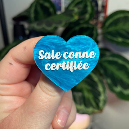 [Contrôle technique] Broche "Sale conne" en acrylique marbrée bleue