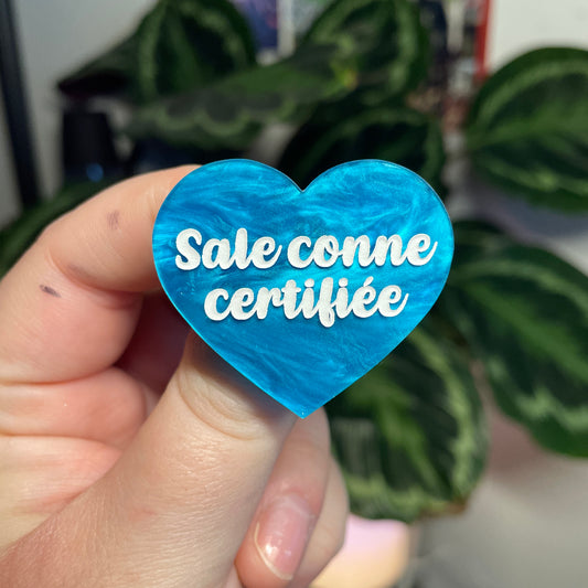 [Contrôle technique] Broche "Sale conne" en acrylique marbrée bleue