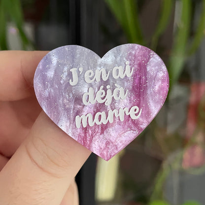 Broche "J'en ai déjà marre" en acrylique marbrée rose, bleue et blanche