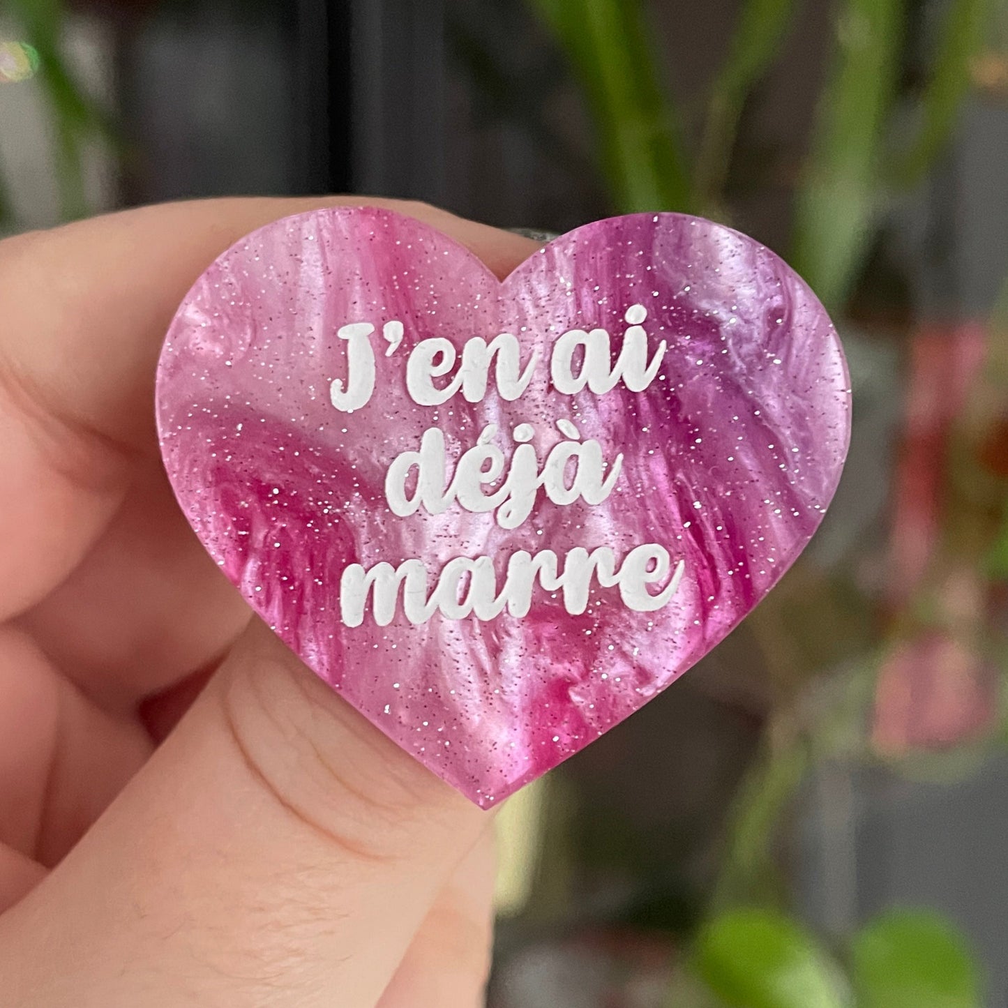 Broche "J'en ai déjà marre" en acrylique marbrée rose, bleue et blanche