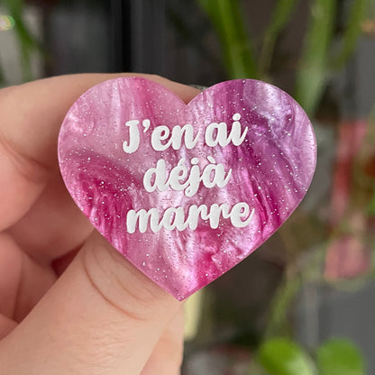 Broche "J'en ai déjà marre" en acrylique marbrée rose, bleue et blanche