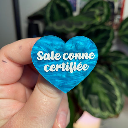 [Contrôle technique] Broche "Sale conne" en acrylique marbrée bleue