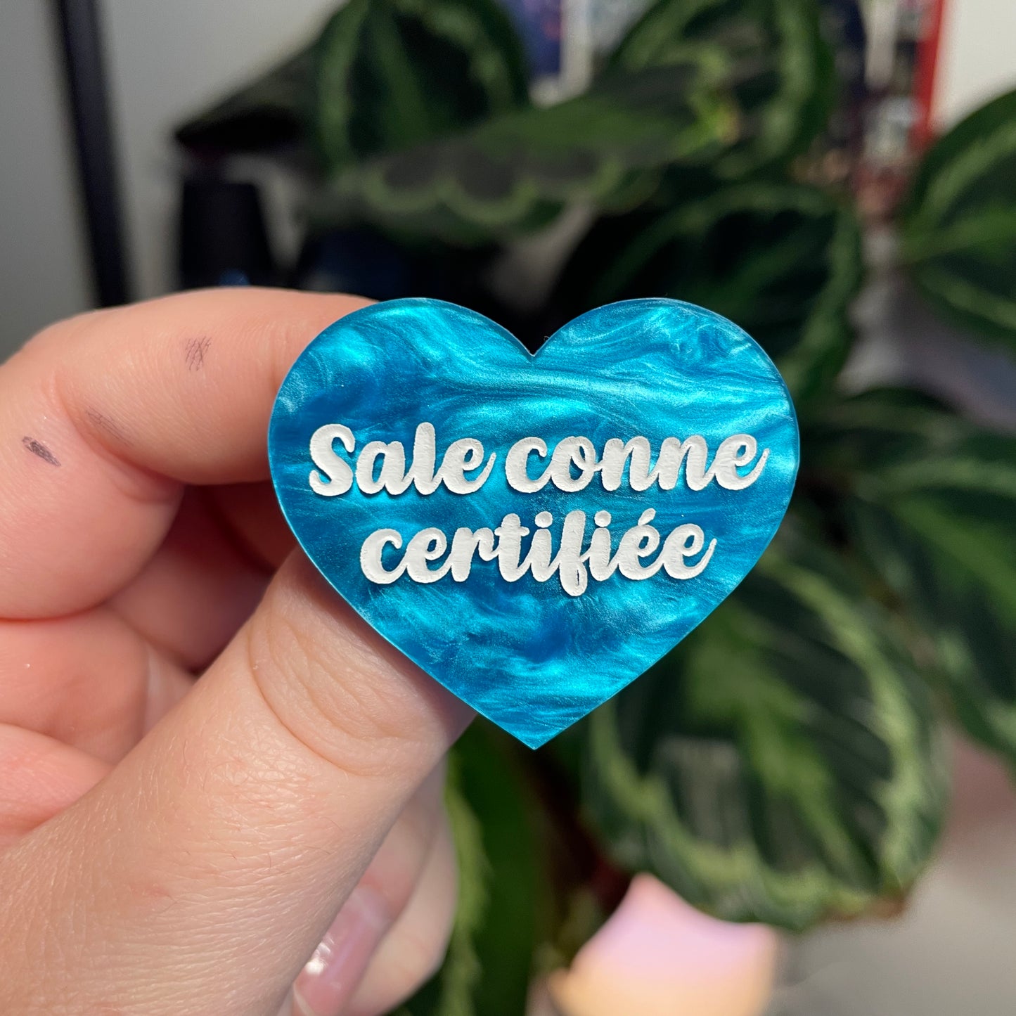 [Contrôle technique] Broche "Sale conne" en acrylique marbrée bleue