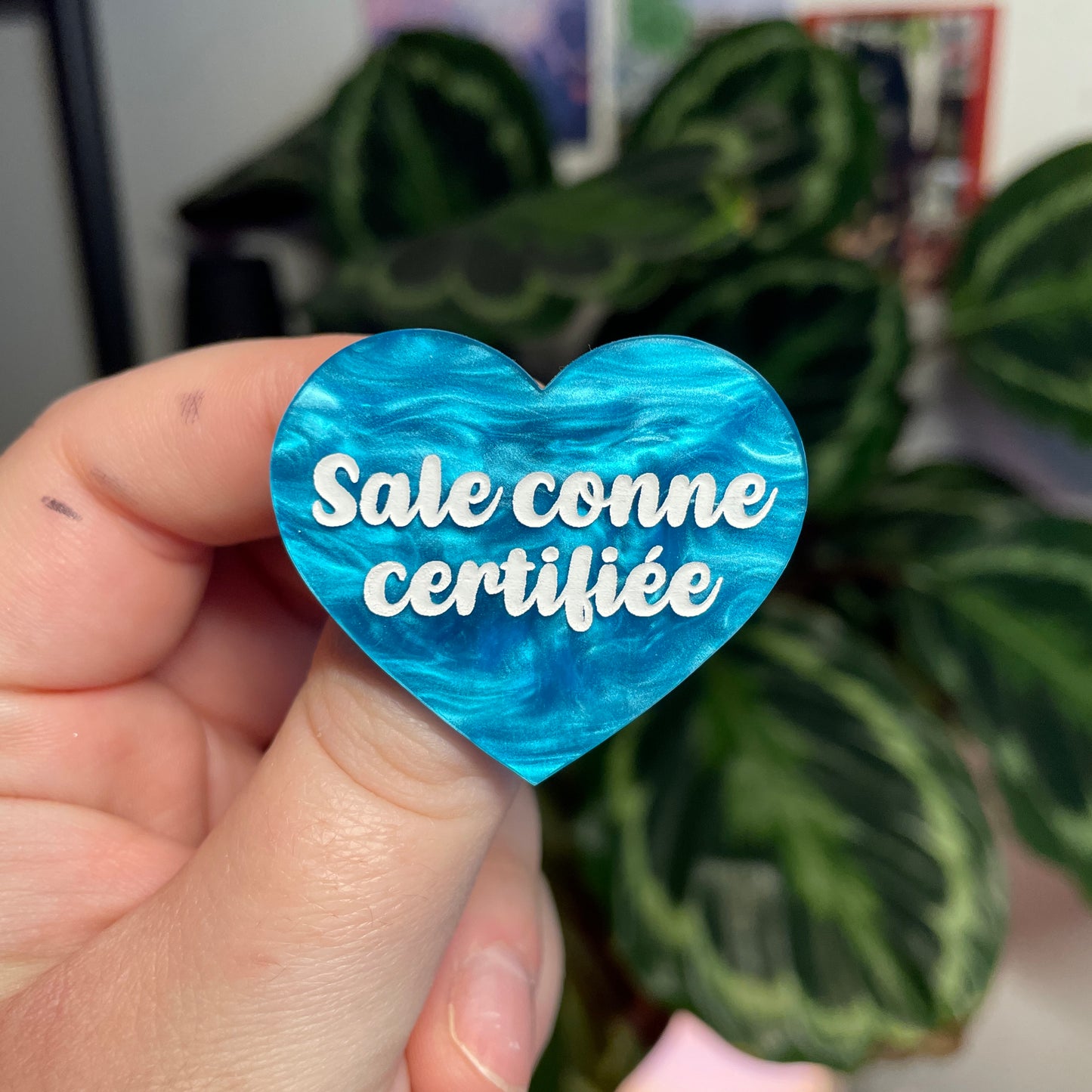 [Contrôle technique] Broche "Sale conne" en acrylique marbrée bleue