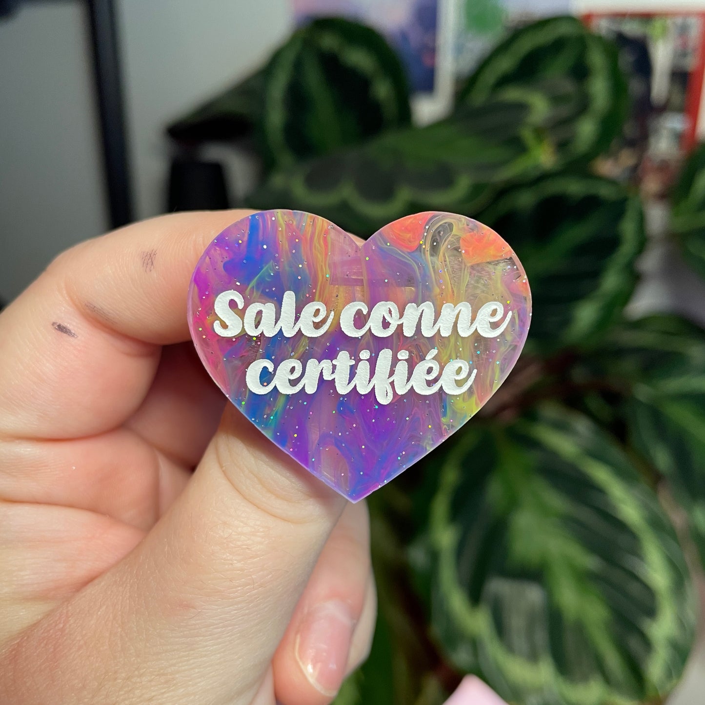 [Contrôle technique] Broche "Sale conne" en acrylique marbrée multicolore